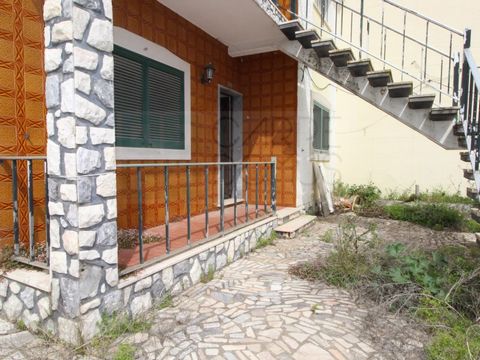 Moradia - Apartamento- T3 bi-familiar, correspondendo esta fração ao RC. O imóvel encontra-se em estado usado, a precisar de obras de conservação geral com amplo logradouro. Vendido no estado de conservação em que se encontra. A moradia é composta no...