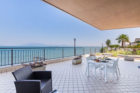 Nowoczesny apartament z jedną sypialnią i widokiem na jezioro w Residenza Miralago ze wspólnym basenem bez krawędzi i ogrodem, zaledwie kilka kroków od centrum Desenzano del Garda i z bezpośrednim dostępem do promenady i publicznej plaży. Ten jasny a...