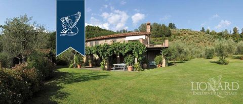 Cette maison à vendre bénéficie d'une atmosphère très suggestive grâce au contexte naturel dans lequel elle s'insère. Cette propriété a une surface de 760 mètres carrés et est entourée de quatre hectares de terrain. Les intérieurs sont comp...
