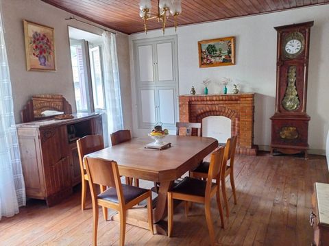 À la recherche d'une maison à rénover selon vos envies ? Située au cur du charmant village de Caudebronde, cette maison de village sur 3 niveaux offre un beau potentiel après travaux. Caractéristiques : Surface : Maison de 110 m2 sur 3 niveaux 4 Cham...