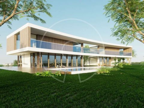 Neste fantástico terreno é possível construir o seu refúgio onde a comodidade e o sossego de viver no campo estão conciliados com a proximidade da capital. Inserido em plena natureza, e tendo como vizinho privilegiado o grande estuário do Tejo, férti...