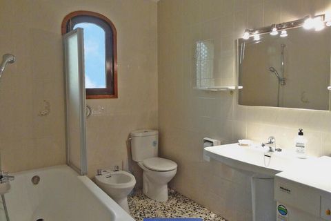 Well maintained holiday home with private pool, above the settlement of La Cometa II on a completely fenced plot. The tourist town of Calpe offers an extensive sandy beach, but also rocky coastlines. Former salt pans characterize the landscape inland...