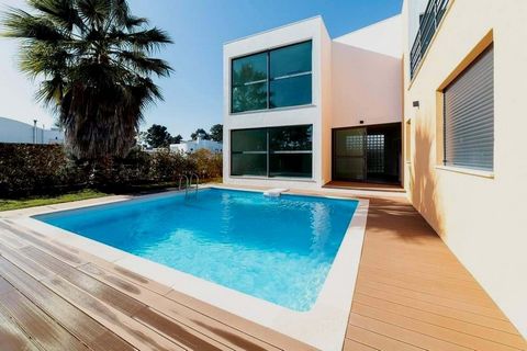 Modern 4 bedroom villa, with garden and swimming pool, located in the private high-security Palmela Village Golf Resort condominium, with contemporary architecture with modern architectural lines. It is located on a plot with 500m2, 200m2 of construc...
