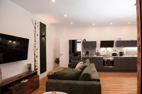Experience exceptional living in the heart of Bautzen! This high-quality apartment is located in a charmingly remodeled former storefront. The elegantly designed window fronts provide daytime privacy, ensuring no one can see inside, while you enjoy u...