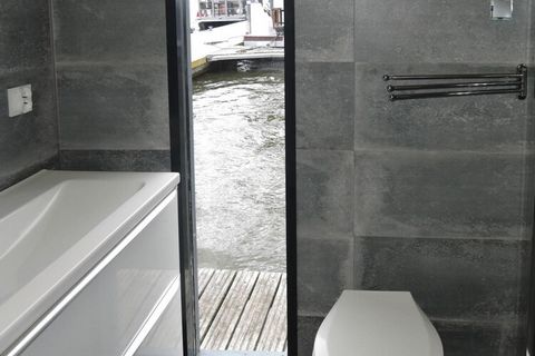 Nous vous invitons à passer des vacances inoubliables dans une maison confortable au bord de l'eau. Il a été conçu dans un souci de confort et de détente. Sa situation unique au bord de l'eau crée une atmosphère inoubliable et permet de profiter du c...