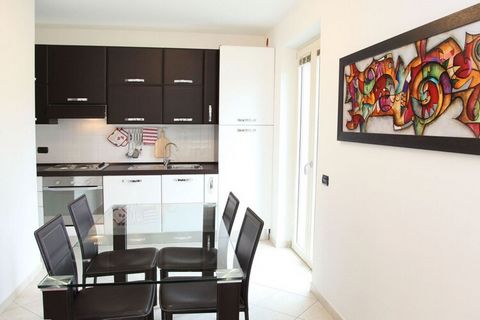 Luminoso apartamento de vacaciones en un pequeño complejo con piscina, terraza privada, jardín, plaza de garaje y una ubicación maravillosamente tranquila.