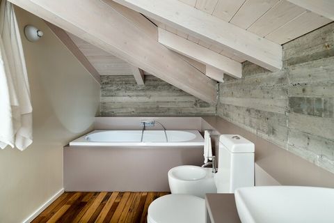 Une maison de campagne exclusive et luxueuse sur les pentes de l'Etna. La Torretta a été récemment restaurée et convertie en une maison privée fantastique. Encadré par le cadre naturel unique de l’Etna, avec ses vignes, ses vergers et ses murets de p...